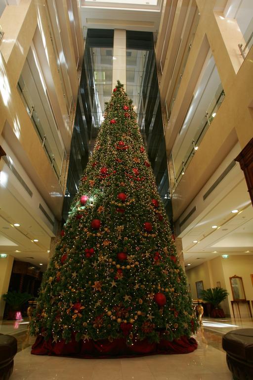 Grand Hotel Polyana Esto-Sadok Zewnętrze zdjęcie Christmas tree at the Four Seasons Hotel, Cairo