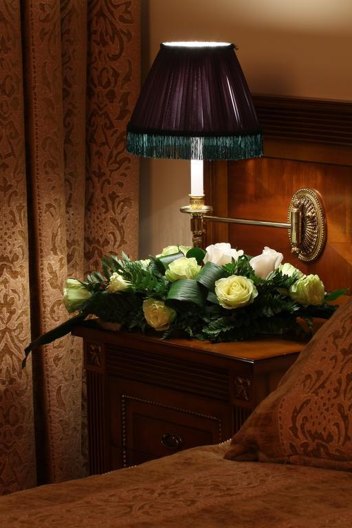 Grand Hotel Polyana Esto-Sadok Zewnętrze zdjęcie A coffin with a flower arrangement