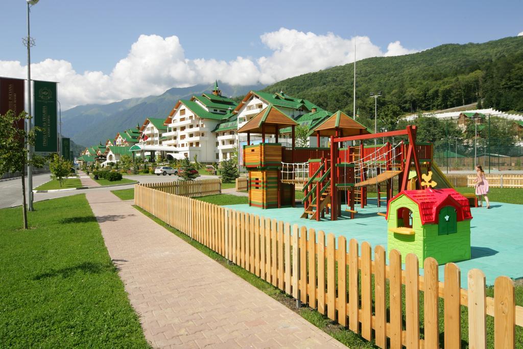 Grand Hotel Polyana Esto-Sadok Zewnętrze zdjęcie Playground in the village