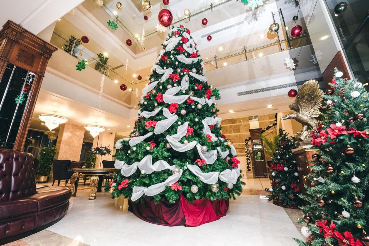 Grand Hotel Polyana Esto-Sadok Zewnętrze zdjęcie Christmas tree at the Grand Hyatt Hotel, Mumbai